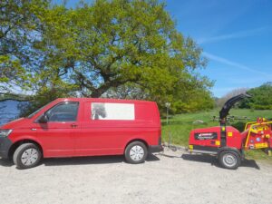 Bil og flishugger i solskin ved Ry